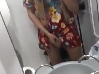 Big Tits Kyarinha se exibindo no banheiro do onibus, indo de Aracatub