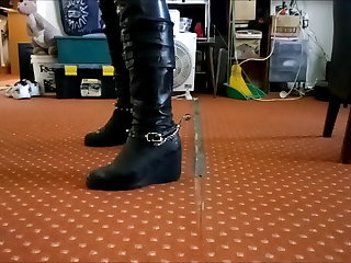 Látex boots and spurs just a kinky action