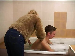 Egiptovski Mom, get in the bathtub...