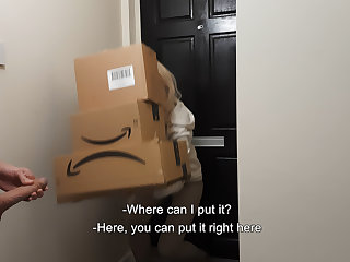 Dán Amazon delivery girl couldn't resist naked jerking off guy.