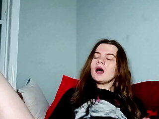 Vibratore horny E-thot makes herself cum at 2:31